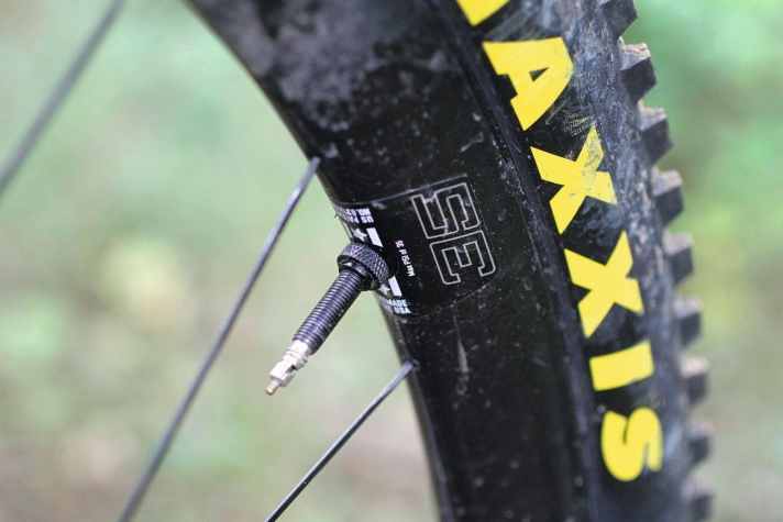   Revel Rascal: Durch die 35 Millimeter breiten Felgen besitzen die Reifen ein großes Volumen und lassen sich so mit wenig Luftdruck fahren.