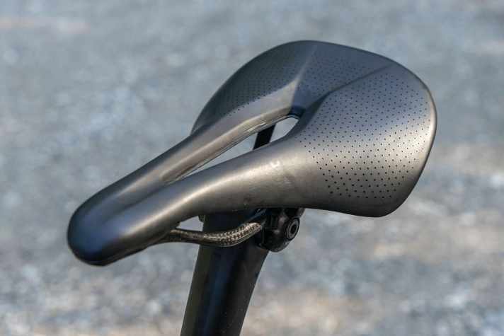   Specialized S-Works Epic Hardtail Ultralight: Der Stummelsattel ist durchaus komfortabel. An steilen Anstiegen schränkt die kurze Nase aber ein.
