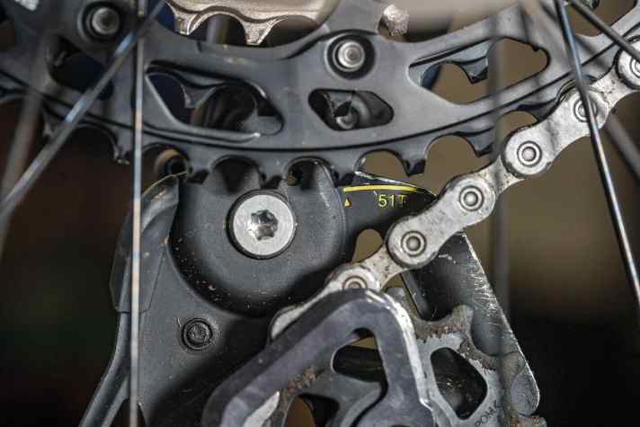 Im Gegensatz zu Sram-Schaltungen braucht man bei Shimano kein Tool, um die Umschlingung korrekt einzustellen. Blickt man im leichtesten Gang von innen auf den Schaltwerkskäfig, ist eine mit Pfeil und "51T" versehene Hilfslinie zu erkennen. Die Zähne des größten Ritzels müssen mit der Hilfslinie fluchten.