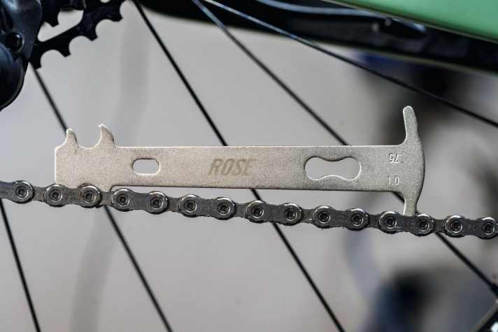 Stark gebrauchte Antriebe lassen sich oft aufgrund abgenutzter Ketten und Ritzel nicht mehr korrekt einstellen. Deshalb sollte man vorher unbedingt die <a href="http://service/schrauber_tipps/mtb-wartung-kette-auf-verschleiss-pruefen/a43466.html" target="_blank" rel="noopener noreferrer">Antriebsteile Kette, Kassette und Kettenblatt auf Verschließ überprüfen (Klick zur Anleitung)</a>. Und natürlich altern auch die Schaltzüge, und die sind für eine einwandfreie Funktion der MTB-Schaltung entscheidend! Wie Sie <a href="https://www.bike-magazin.de/werkstatt/schaltung-antrieb/im-mtb-rahmen-verlegt-sram-schaltzug-wechseln/" target="_blank" rel="noopener noreferrer">im Rahmeninneren verlegte Schaltzüge wechseln, lesen Sie hier (Klick).</a>