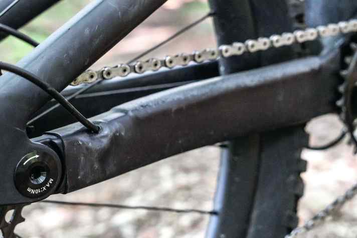   Koba Trailtool ND 29: Eine Art Schrumpfschlauch schützt die gesamte Kettenstrebe des Koba zuverlässig vor Beschädigungen.