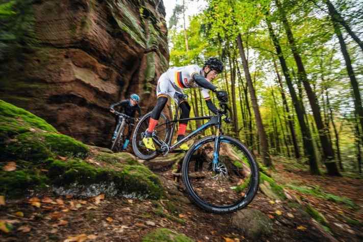   Eine gepflegte Rennstrecke, zwei trockene Herbsttage und drei erfahrene Worldcup-Fahrer: Um den acht Rennfeilen so richtig einzuschenken, haben wir Deutschlands Cross-Country-Elite zur Wattkontrolle geladen.