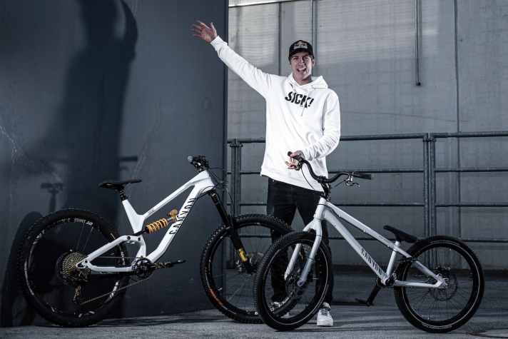   Die neuen Bikes von Fabio Wibmer: Canyon Torque und das neue Trialbike des Koblenzer Direktversenders.