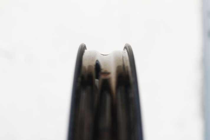   Crankbrothers Synthesis E11: Die vordere Felge ist rund zwei Millimeter breiter als die Felge am Hinterrad, das soll für eine Kombi aus 2,4er-Reifen hinten und 2,5er vorne optimal passen.