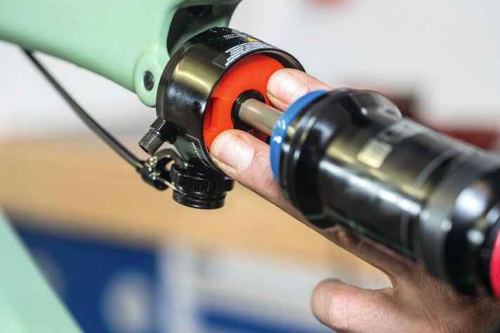 Blick ins Innere eines MTB-Dämpfers. Den kleinen Service kann man sich sparen. Einmal im Jahr empfiehlt sich jedoch ein großer Service.
