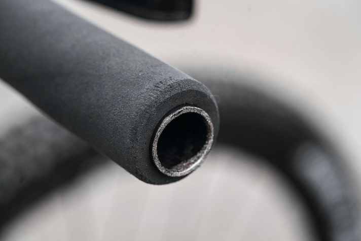   230 km, dickere Griffe: Für etwas mehr Komfort und eine bessere Kontrolle tauschte ich die Original-Griffe von Centurion gegen leichte Silikon-Griffe von ESI, die besonders gut dämpfen.