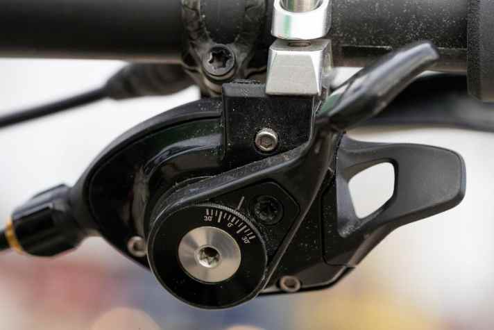   50 km, Daumenhebel rutscht durch: Der große Daumenhebel am Sram-Trigger ließ sich erst mit Loctite verdrehsicher befestigen.