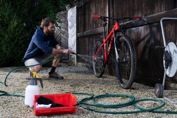 Um den gröbsten Schmutz vom Rad zu bekommen, reicht erst mal der Gartenschlauch. Anschließend kommt der Fahrradreiniger ins Spiel.