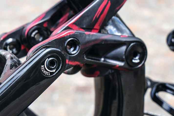   Cannondale Habit Carbon 1: Die roten Streifen auf der Alu-Wippe und der Dämpferverlängerung setzen optische Akzente. Per Flipchip lässt sich die Geo feintunen.