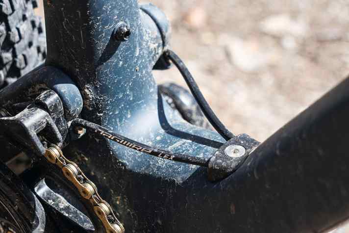   Orbea Oiz M-LTD: Damit beim Einfedern nichts scheuert, laufen die Leitungen unter dem Lager vorbei.