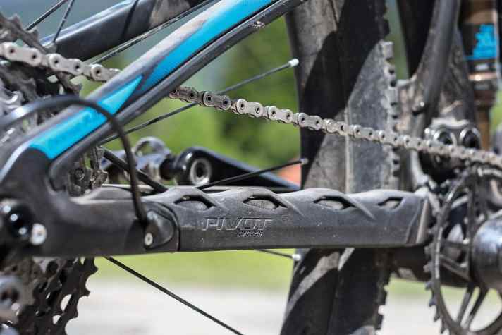   Pivot Mach 4 SL: Alle Außenhüllen sind zusätzlich geklemmt, der Kettenstrebenschutz eliminiert Geräusche.