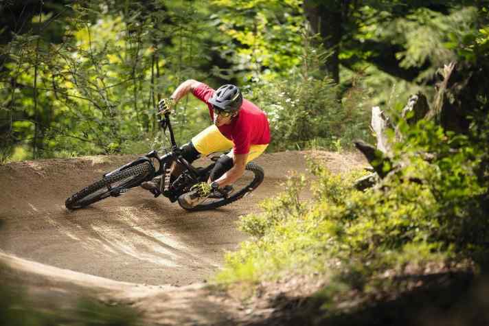   In einem der perfekten Anlieger im Flow Country Trail im Bikepark Geisskopf