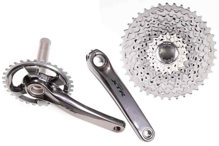   Die Shimano XTR kann wahlweise auch als 2x11 oder 3x11 gefahren werden. Wie helfen das Hybrid-Kettenblatt mit Titanzähnen oder die aus mehreren Segmenten bestehende Stahl/Titan/Alu-Kassette im Kampf gegen den Verschleiß?