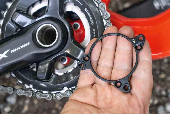   Rotwild R.X2 Trail Pro 27,5": 0 km ISCG-Adapter: Auf Grund des gewählten Zweifach-Antriebs mit Umwerfer war eine Kettenführung überflüssig.  DerRahmen besitzt jedoch eine ISCG-03-Aufnahme, und ein 05-Adapter liegt bei.