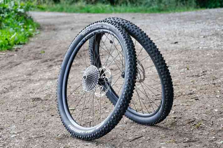   Rotwild R.X2 Trail Pro 27,5": 106 km Laufradwechsel – Der Original-Laufradsatz von DT Swiss war keinesfalls schlecht, drückte aber zu sehr auf die Waage. Zusammen mit anderen Reifen sparten die Newmen-Räder einige Pfunde.