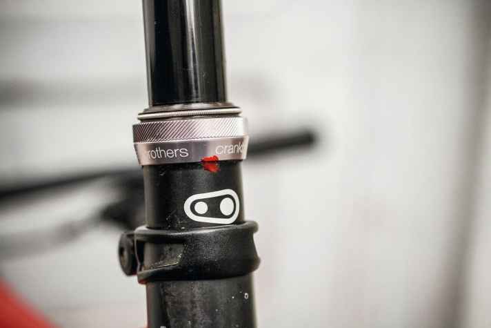   Rotwild R.X2 Trail Pro 27,5": 2100 km Abschlussring fixiert: Immer wieder lockerte sich der Abschlussring der Tele-Stütze, die auch den Abstreifer fixiert. Ein paar Tropfen Schraubensicherungskleber brachten Abhilfe.