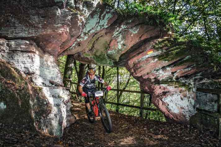   Rotwild R.X2 Trail Pro 27,5": Beim Wasgau-Marathon in der Pfalz konnte das Rotwild nach seiner Gewichtsdiät glänzen und absolvierte die 50 Kilometer und 1500 Höhenmeter mit einem soliden Vorwärtsdrang. Da die Hälfte der Strecke auf Singletrails verläuft, wurde das 140er-Fahrwerk ordentlich gefordert.   Ein weiteres Highlight neben dem Marathon-Einsatz stellte die fünftägige Transalp durch Slowenien dar. Von Malta ging es bis Triest, bei wechselhaftem Wetter und überwiegend steinigem Geläuf.