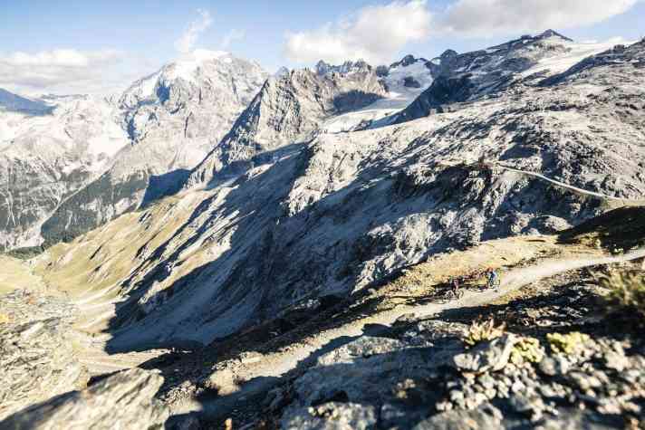 Die Prachtkulisse um den Einstieg zum Goldseeweg-Supertrail. Im Hintergrund thront die Tibethütte am Stilfserjoch.