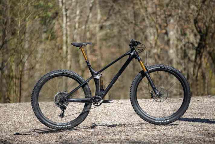   Das Izzo Pro Race ist das zweitteuerste Modell im Lineup, bringt 12,35 Kilo auf die Waage und kostet 5299 Euro. Das Modell darüber ist auf 150 Stück limitiert und schaltet drahtlos mit Sram AXS.