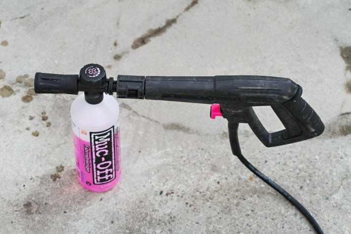   Praktisch: Die Reinigerflasche kann man direkt an eine spezielle Niederdruckdüse anschließen.