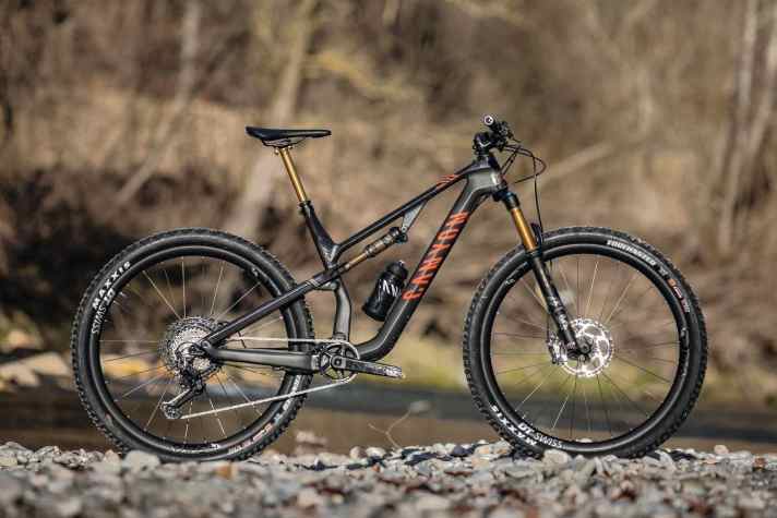   Darfs ein bisschen mehr sein? Wer 5999 Euro investiert, bekommt bei Canyon die SLX-Version des Neuron CFl. Für den Carbon-Rahmen verwenden die Koblenzer eine besonders hochwertige Faser. Das bringt mehr Steifigkeit und einen tollen STW-Wert von 18,7. Das Rahmengwicht sinkt um 258 Gramm. Zusammen mit sehr hochwertigen Komponenten spart man etwas über ein Kilo beim Gesamtgewicht. 