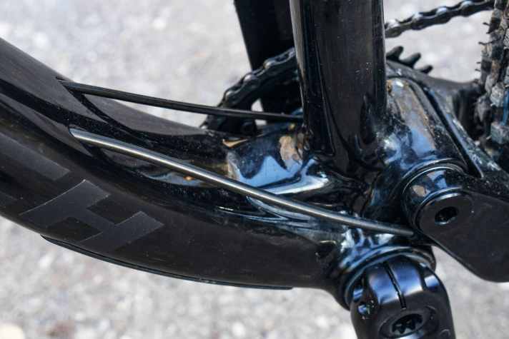   Mitech Puna Carbon 29: Fehlender Kettenschutz und klappernde Züge im Rahmeninneren sorgen für laute Fahrgeräusche.