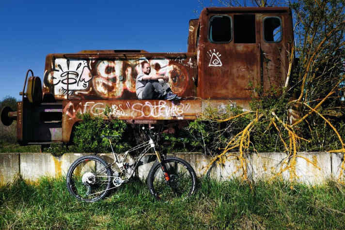 Industrieller Wandel: Als diese Lok noch für einen volkseigenen DDR-Betrieb ihren täglichen Dienst verrichtete, arbeitet Bernd Iwanow als Werkzeugmacher beim staatseigenen Elektro-Kombinat Robotron. Heute fertigt er mit seiner CNC Future Technics GmbH Teile für die Autoindustrie – sowie das Frace F160 als herzensblutbasiertes Nebenprojekt.