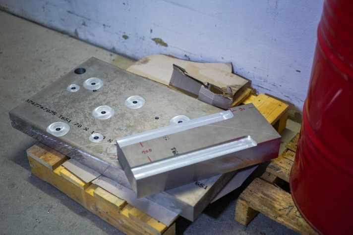 Der Rohling für den Hauptrahmen (unterer Alu-Block) wiegt 70 Kilo. Bernd benutzt 7075er "Flugzeug-Aluminium". Im Gegensatz zur 7020er Legierung, die normalerweise bei Alu-Rahmen verwendet wird, kann das Material nicht geschweißt werden. Es ist extrem stabil und zugfest.