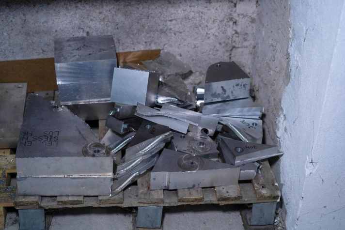 Beim Fräsen aus einem Block vermutet man extrem viel Materialabfall. Doch der hält sich in Grenzen. Der Rahmen wird ziemlich exakt aus dem Rohling filetiert. Das übrig gebliebene Material wird für andere Teile weiterverwendet.