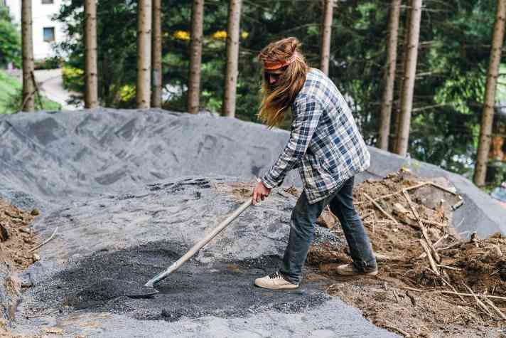   Auch wenn beim Bau Bagger im Einsatz waren, bleibt zirka 30 Prozent Handarbeit. Insider vermuten, dass der 15 Kilometer lange Trail deshalb fast eine Million Euro verschlungen hat.