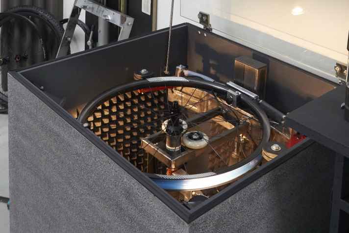   Ein Rotorleben, komprimiert auf 20 Minuten: Die Rotoren werden schlagartig mit Drehmomenten bis 200 Nm belastet. So prüfen wir, ob schlagartige Kraftübertragung wie beim technischen Uphill dem Antrieb zusetzt. Sensoren melden, wenn der Rotor durchrutscht.