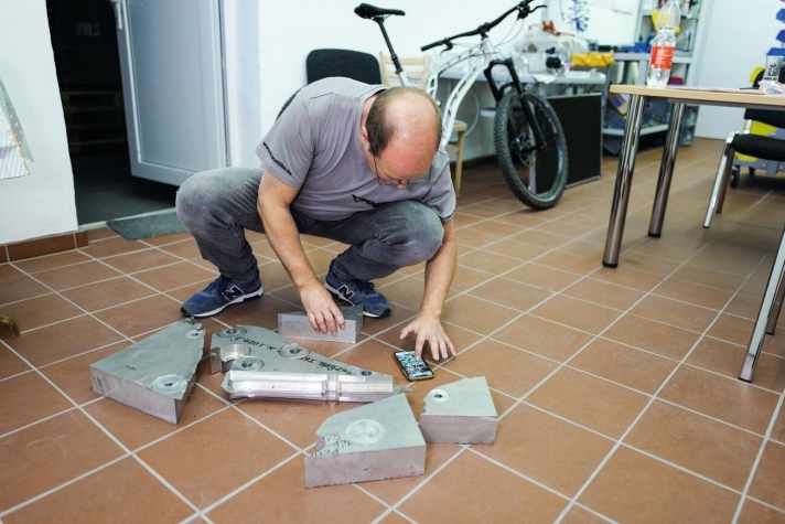 Um zu zeigen, wie wenig Abfall entsteht, puzzelt Bernd die Reststücke zusammen. Handyfotos helfen, die Stücke an die richtige Stelle zu platzieren.