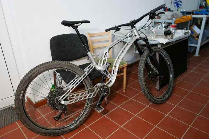 Prototyp Nummer 2: Das Bike war steif genug und hatte auch die "Fachwerk-Optik", die Bernd so wichtig war. Zeit für die Praxistests. Bernd engagierte dafür extra einen Downhill-Rennfahrer. "Tipptopp", resümierte der und reckte den Yeah-Daumen. Bernd hat den Moment als Handy-Video festgehalten.