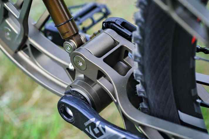 Die Qualität des Viergelenkers überzeugt. Alles ist auf ein Hundertstel genau gefertigt.