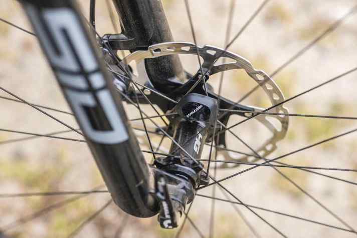   Im Vorderrad fest integriert: der Geschwindigkeitssensor von Garmin, der sich mit der Cannondale-App oder GPS-Computern koppeln lässt.