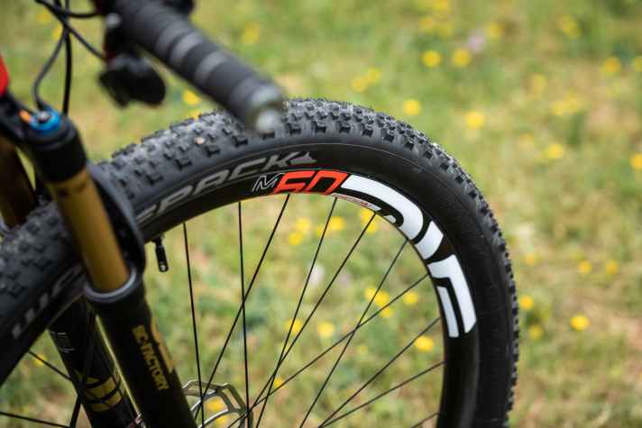   Die Enve M60-Felgen mit 28 Millimeter Maulweite wurden ursprünglich für den Enduro-Einsatz konzipiert. Am Race-Bike von Tim sorgen sie für viel Spurtreue.