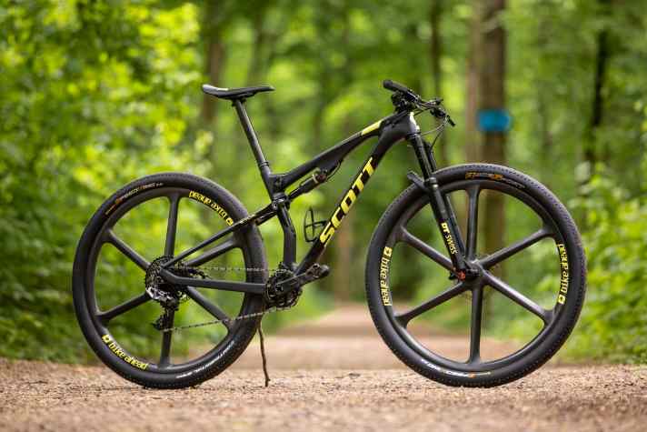   Inklusive Pedale bringt das Race-Fully 8,3 Kilo auf die Waage.