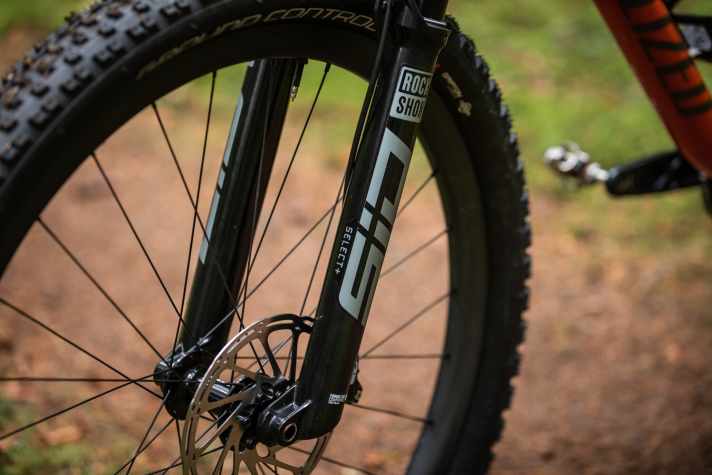   Die Rockshox SID Select+ mit 35er-Standrohren verleiht dem Epic Evo im groben Gelände viel Sicherheit und sorgt für Fahrstabilität.