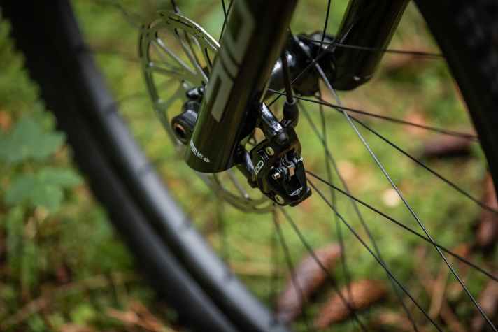   Die bissigen Sram G2 RS Vierkolben-Bremsen bringt selbst schwere Fahrer präzise zum Stillstand.