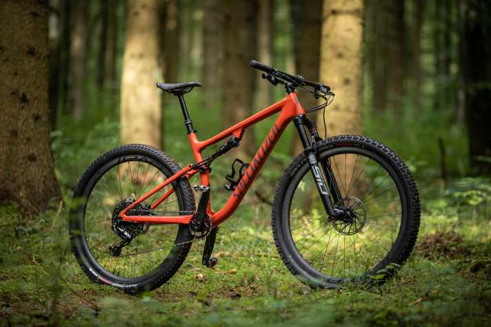   Schon im Stand macht das <a href="https://www.awin1.com/cread.php?awinmid=15695&awinaffid=471469&clickref=B+Specialized+Epic+Evo+Expert&ued=https%3A%2F%2Fwww.fahrrad-xxl.de%2Fspecialized-epic-evo-expert-p00057228m001" target="_blank" rel="noopener noreferrer nofollow">Epic Evo Expert</a> * klar, dass sein Einsatzbereich weit über die Rennstrecke hinausreicht. Preis: 6499 Euro