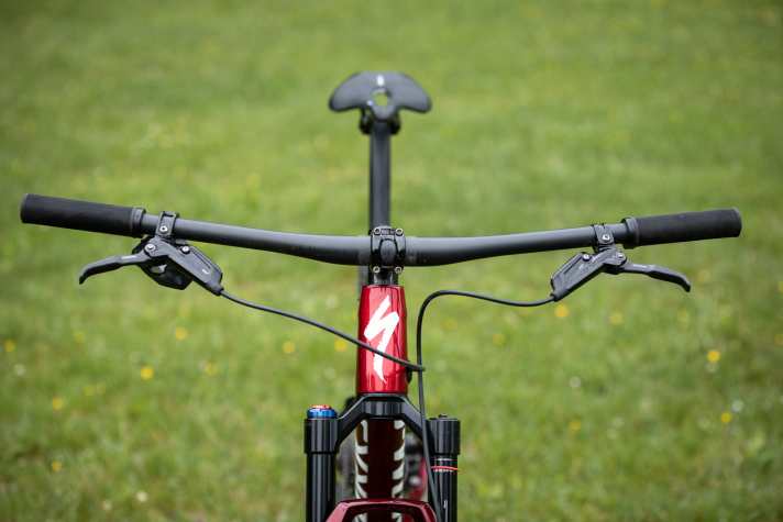Das aufgeräumte Cockpit der S-Works- und Epic-Varianten gefällt auf Anhieb. Dem Brain sei Dank.