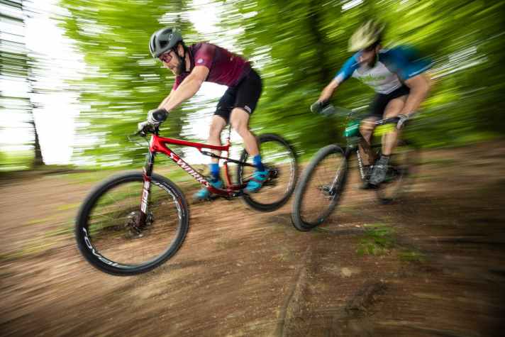   Wir haben das neue S-Works Epic im Duell gegen das Cannondale Scalpel aufs Härteste getestet.