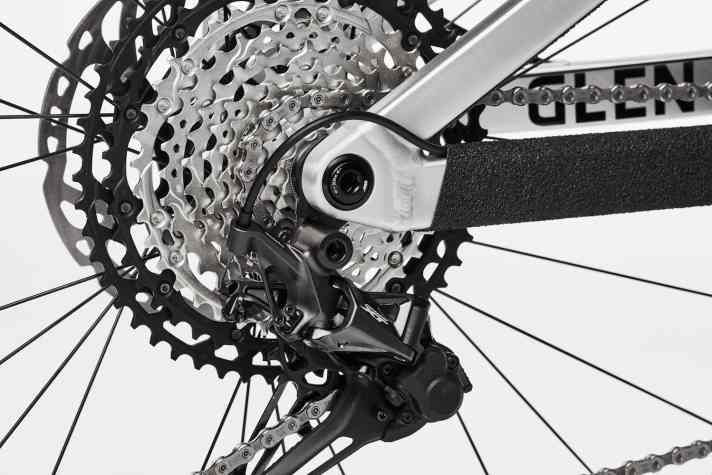   Wie an anderen Last-Bikes auch hängt das Schaltwerk am Universal Derailleur Hanger (UDH) von Sram. Dieses Schaltauge erlaubt die Montage eines normalen Schaltwerks – egal von welchem Hersteller.