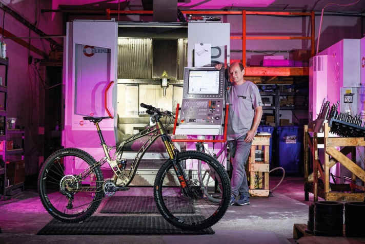 Bernd Iwanow produziert sein Frace Bike mir einer hungrigen Fräsmaschine in der ostdeutschen Provinz.