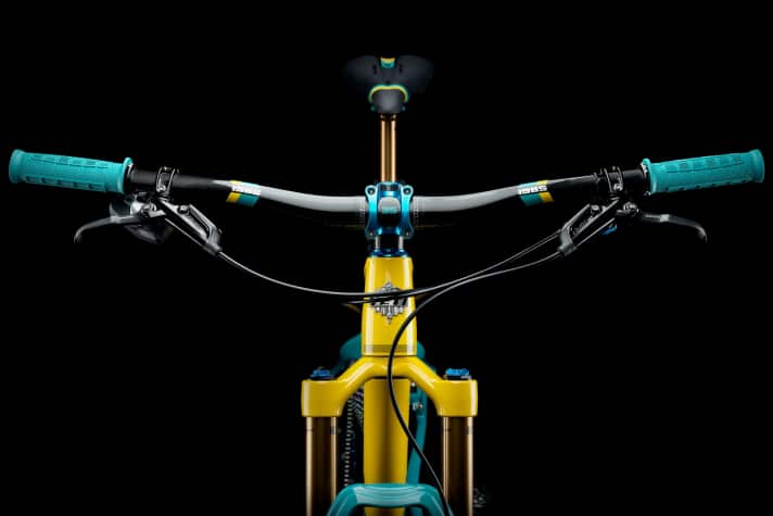   Auch Sattel und Cockpit sind im exklusiven Jubiläums-Look gestylt. Die Gabelkrone strahlt im Yeti-Gelb.