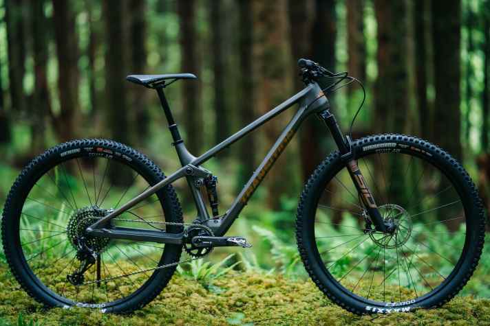   11,2 Kilo bringt das 9500 Euro Topmodell des Spur auf die Waage. Mit Sram XX1 Eagle AXS-Komponenten, DT Swiss XRC 1200 Carbon-Laufrädern und 2,4er Maxxis-Reifen.
