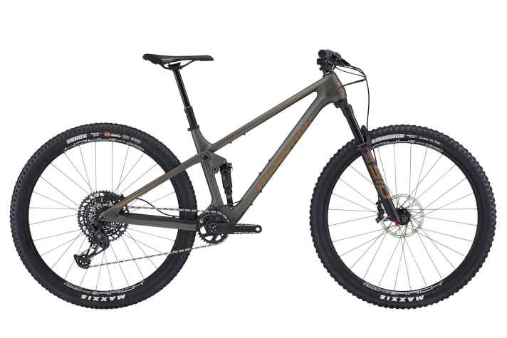   Das Spur Carbon GX ist das preiswerteste Modell und kommt mit Select+-Fahrwerk, Sram GX Eagle mit 10-52er-Kassette und Stans Arch-Laufrädern. Preis: 5400 Euro.