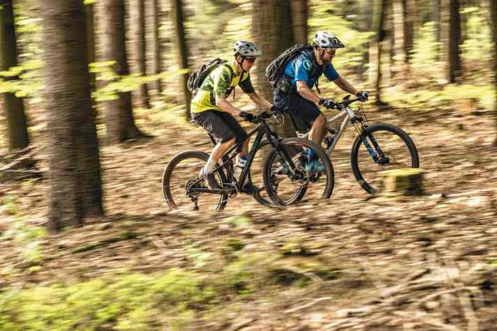   Bergauf die kletterstärksten Bikes im Test: Ganz vorne das Nicolai und dahinter das Santa Cruz Blur.