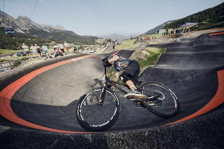   Heiß wird es auch bei den Pump Track World Championships am Freitag. Wer hier dabei sein will, muss tags zuvor aber erst durch die Quali...