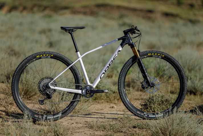   <a href="https://luna.r.lafamo.com/ts/i5533923/tsc?amc=con.blbn.497955.507800.14129791&smc=BIKE&rmd=3&trg=https%3A%2F%2Fwww.fahrrad-xxl.de%2Forbea-alma-m-team-p00057454m001" target="_blank" rel="noopener noreferrer nofollow">Drei Bikes kommen mit dem leichten OMX-Rahmen, das Alma M-Team mit Shimano XTR ist das mittlere für 5000 Euro</a> *.